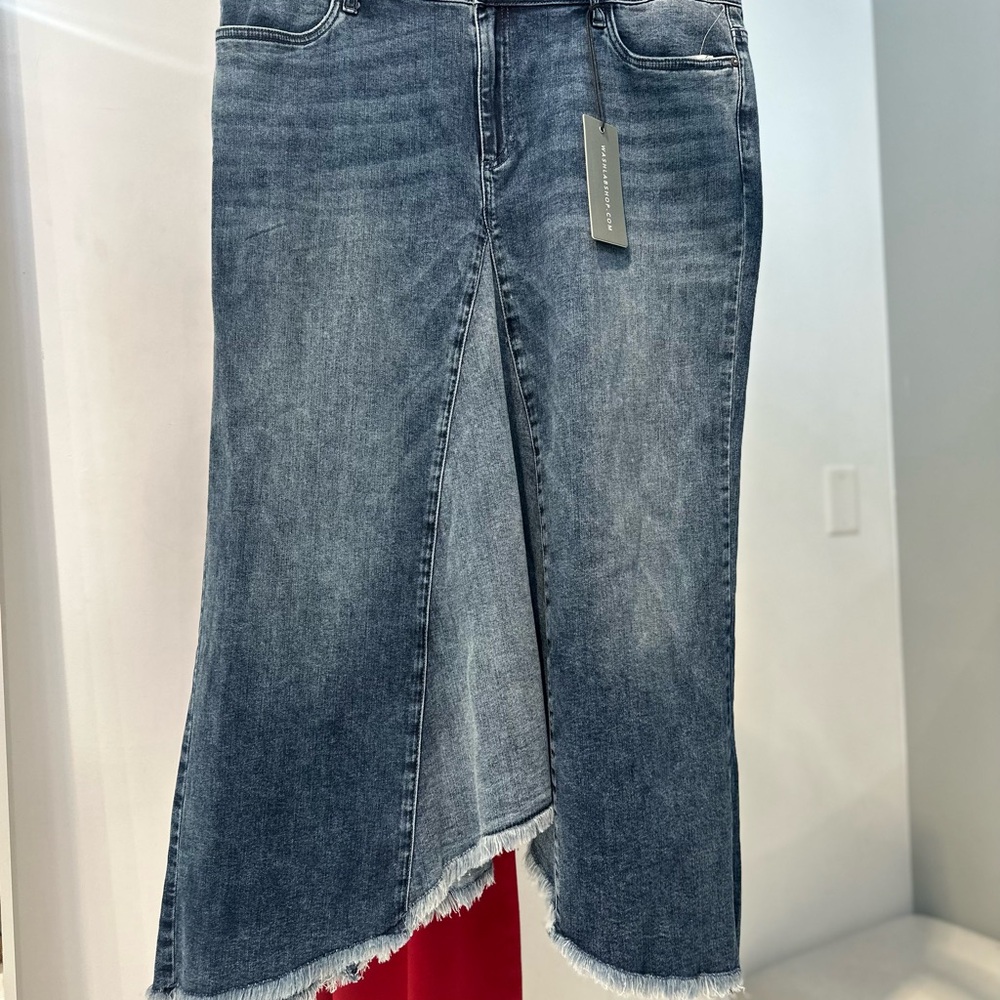Chic Blue Denim Skirt with Frayed Hem